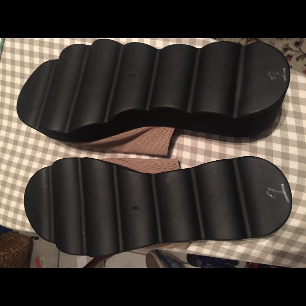 Donald pliner slip on shoes.    NEW - Picture 4 of 4